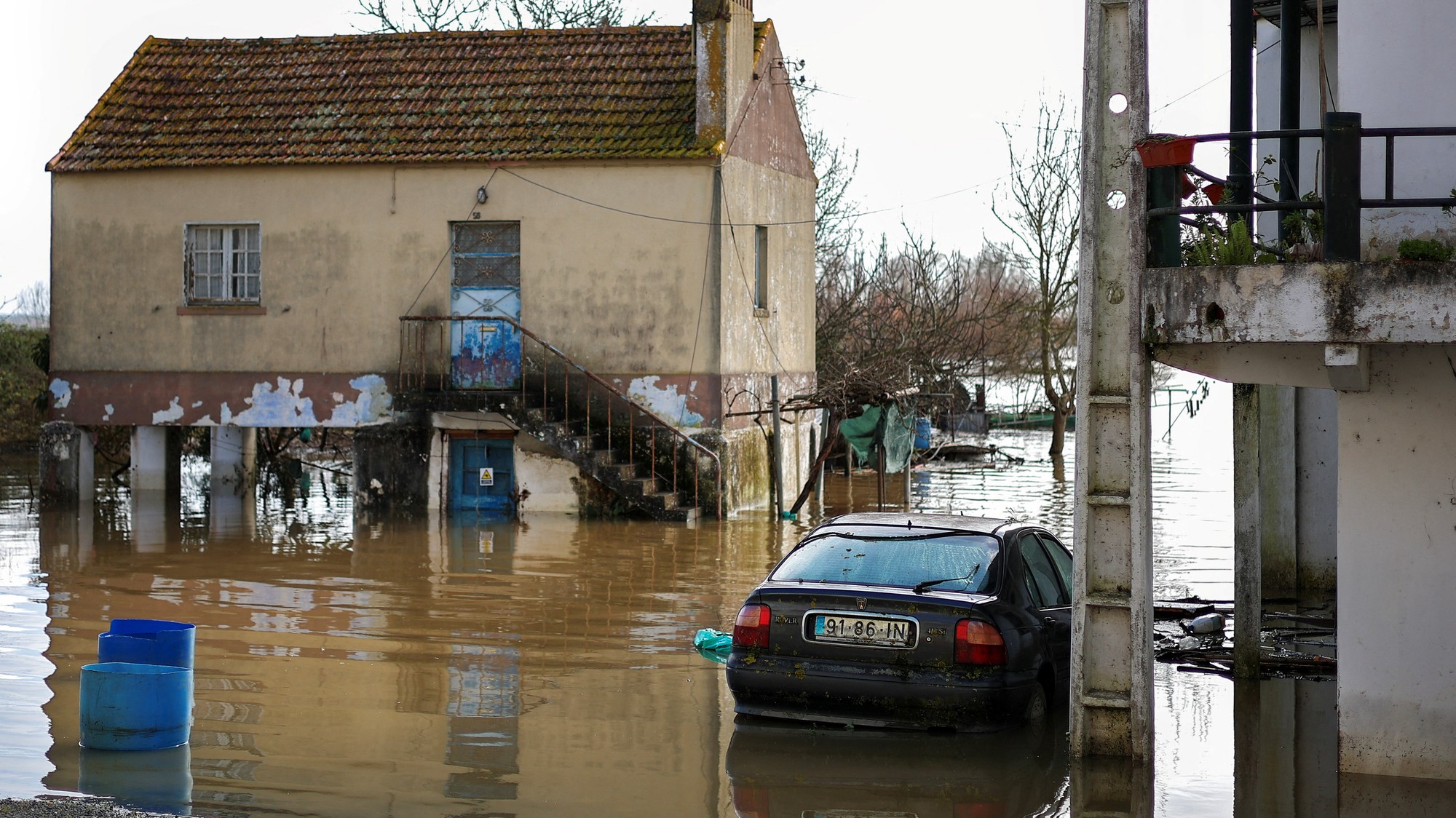 Následky búrky Kristin v Portugalsku. 
