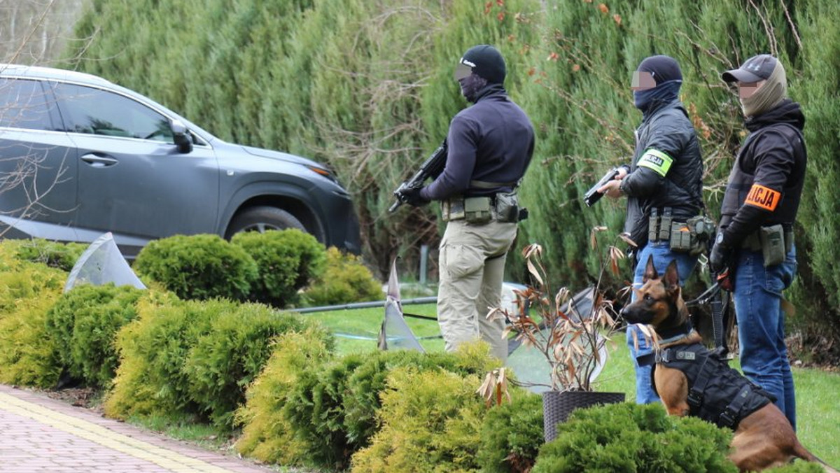 Policjanci z wydziału do walki z przestępczością samochodową Komendy Stołecznej Policji zatrzymali 36-letniego Krzysztofa R., ps. Lala. Legendarny złodziej samochodów był poszukiwany od trzech lat - poinformował rzecznik KSP nadkom. Sylwester Marczak. Dodał, że zatrzymano także 31-letniego sąsiada "Lali”, u którego zabezpieczono kilka pojazdów.