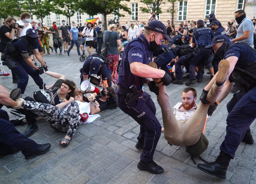 W Warszawie w piątek przed warszawską siedzibą Kampanii Przeciw Homofobii odbył się protest, w wyniku, którego policja zatrzymała łącznie 48 osób.  