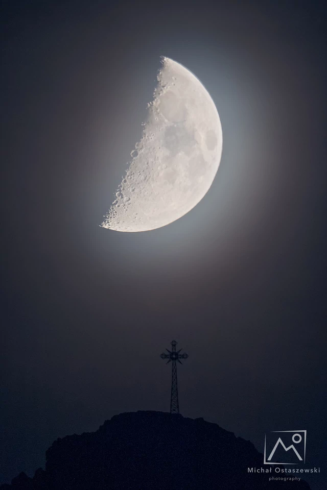 Genialne zdjęcie zachodu Księżyca nad Giewontem