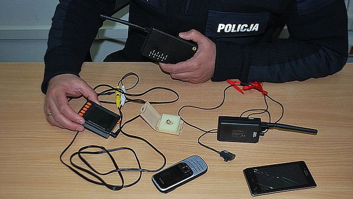 Policjanci z Lubaczowa zatrzymali na gorącym uczynku 28-latka, który siedział w samochodzie obok szkoły i przez radio dyktował koledze rozwiązania zadań maturalnych z matematyki.