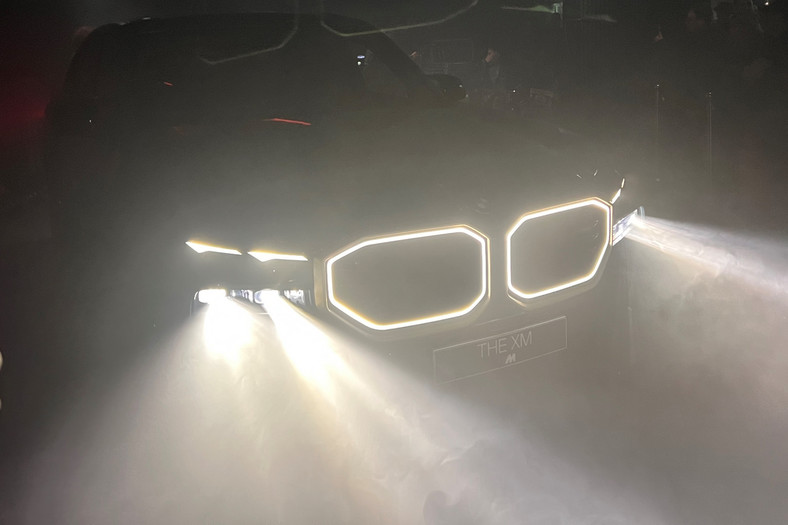 Obramowanie grilla BMW XM może być podświetlane