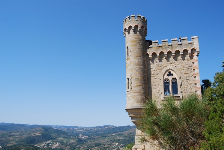 Rennes-le-Château – mała wioska położona we Francji. W 2007 roku gminę Rennes-le-Château zamieszkiwało jedynie 91 osób. Co jest więc w niej takiego niezwykłego? Fakt, że wg legend w Rennes-le-Château ukryty jest Święty Graal.