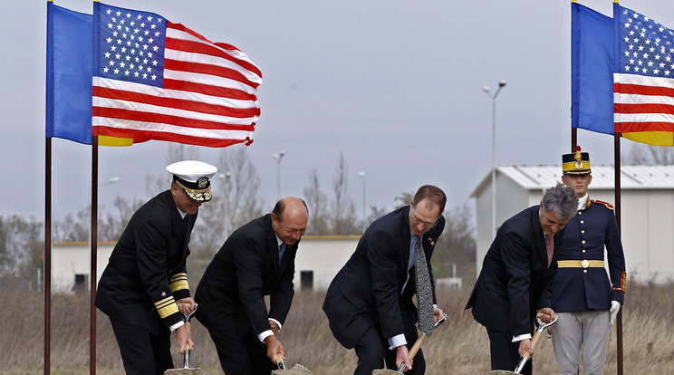 A képen: ilenc éve, James D. Syring altengernagy, Traian Basescu román államfő, James Miller, az amerikai védelmi miniszter politikai helyettese és Mircea Dusa román védelmi miniszter az európai rakétavédelmi rendszer romániai bázisának alapkőletételén a dél-romániai Deveseluban 2013. október 28-án. A Deveselu pajzs része az a radar is, amit most át akartak rakatni máshova egy polgármseter kedvéért / Fotó:  (MTI/EPA/Robert Ghement)