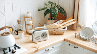 Lubisz słuchać muzyki podczas gotowania? Te radia warto mieć w swojej kuchni