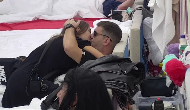 Ivan Marinković i Sara se ljube pred zadrugarima