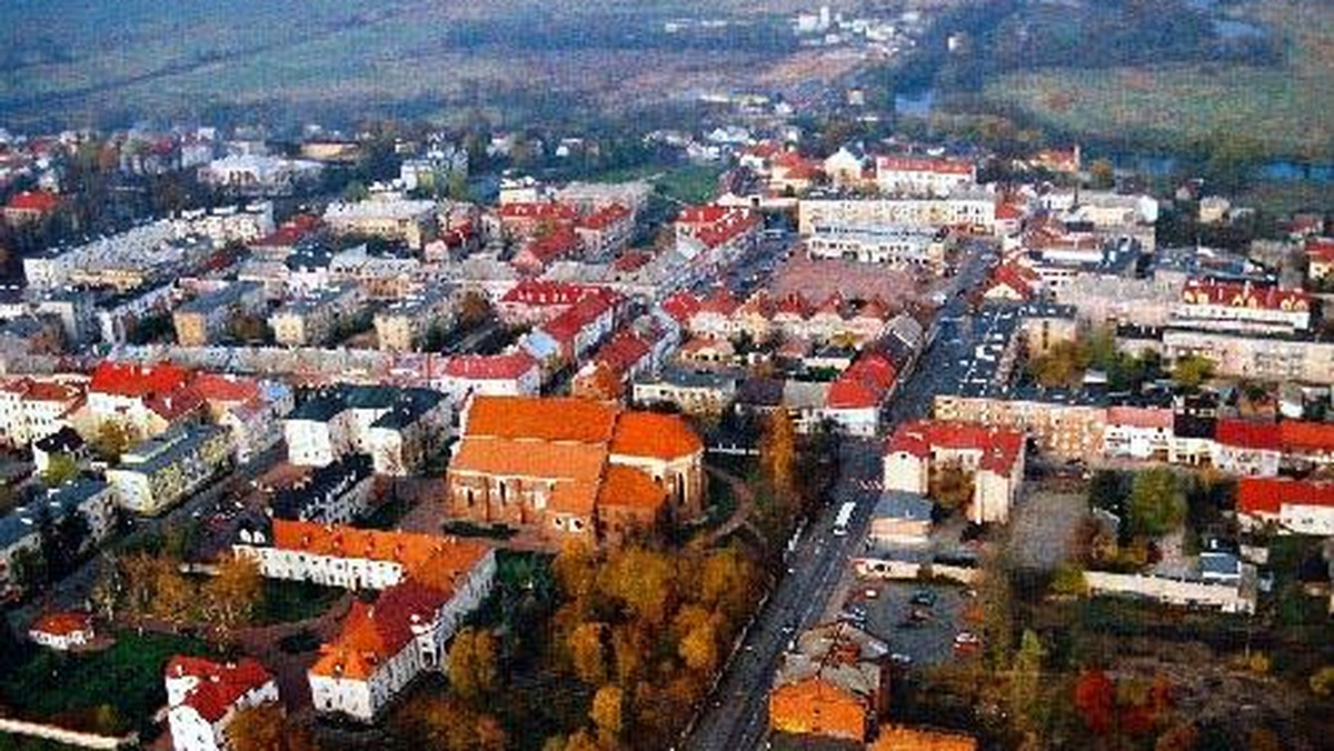 Pamiątki dokumentujące działalność społeczną i polityczną polityka PiS Przemysława Gosiewskiego, który dwa lata temu zginął w katastrofie smoleńskiej, pokazano na wystawie otwartej we wtorek w Muzeum Północno-Mazowieckim w Łomży (Podlaskie).