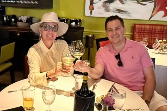 (FOTO) LEPA BRENA NA VEČERI SA VANBRAČNIM SINOM MIROSLAVA ILIĆA Ne skidaju osmeh sa lica, nazdravljaju i piju vino