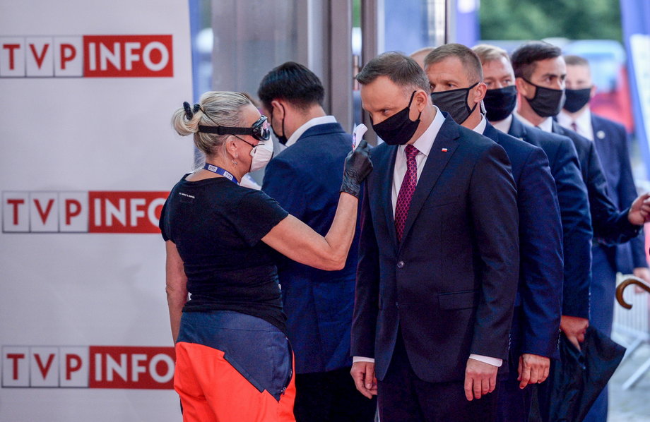Andrzej Duda podczas wejścia na debatę w budynku TVP.