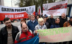 "Łajdak, który rządzi w Rosji!", "Oddać wrak!". Demonstracja przed ambasadą Rosji