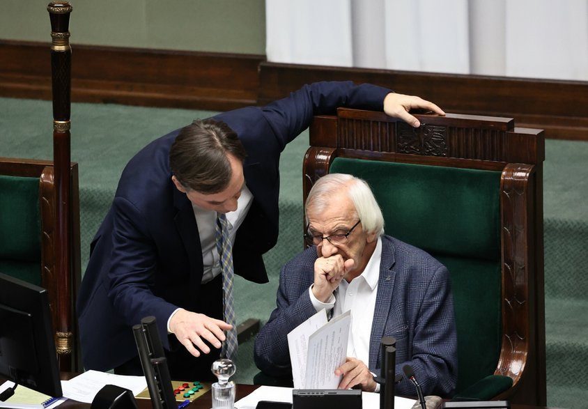 Ryszard Terlecki oraz Zbigniew Ziobro na sali obrad w Sejmie w Warszawie 13 grudnia 2022 r. podczas debaty nad wnioskiem o wyrażenie wotum nieufności wobec Zbigniewa Ziobry