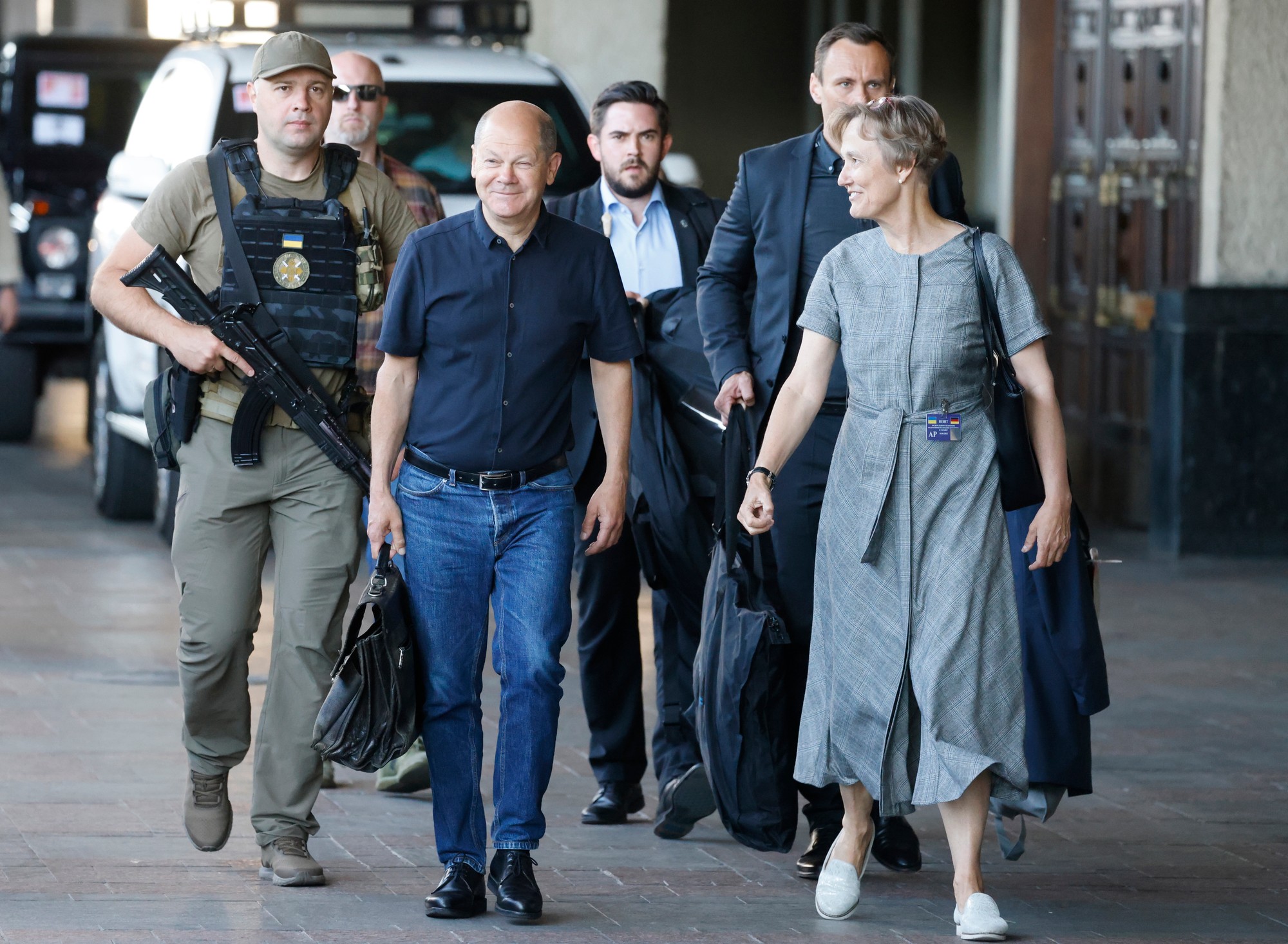 Nemecký kancelár Olaf Scholz kráča na železničnej stanici v Kyjeve.