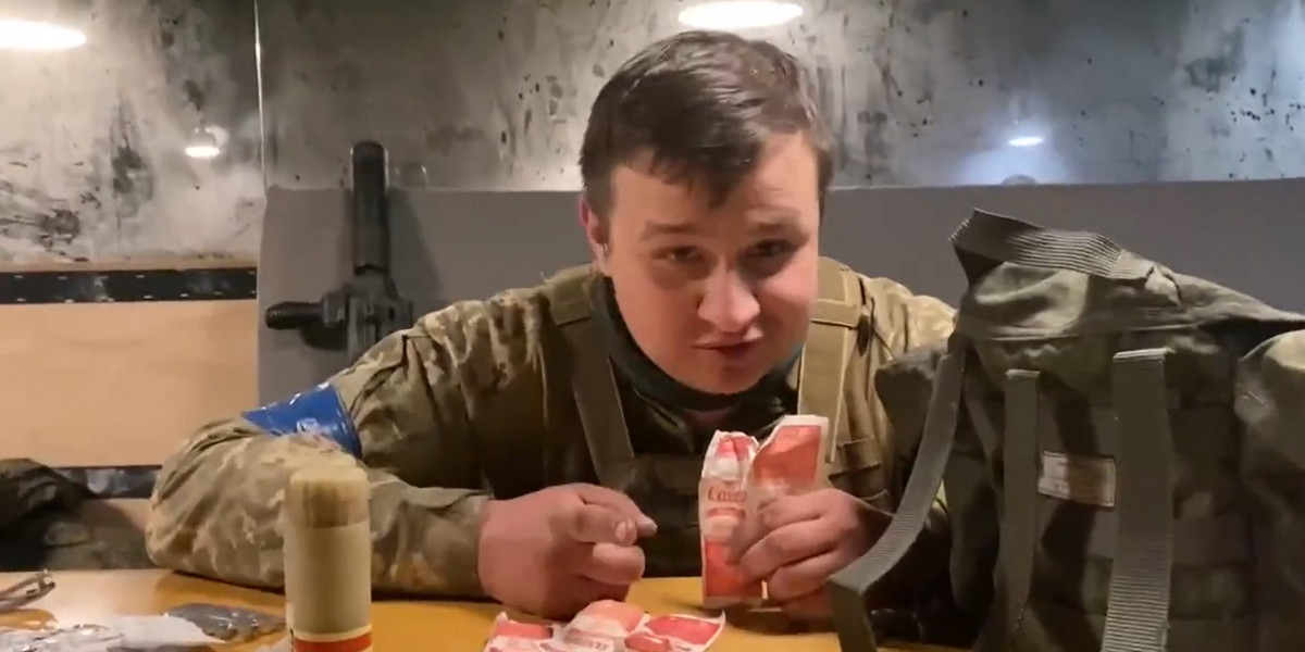 Ukraiński żołnierz pokazał, co znajduje się w plecaku rosyjskiego wojaka.