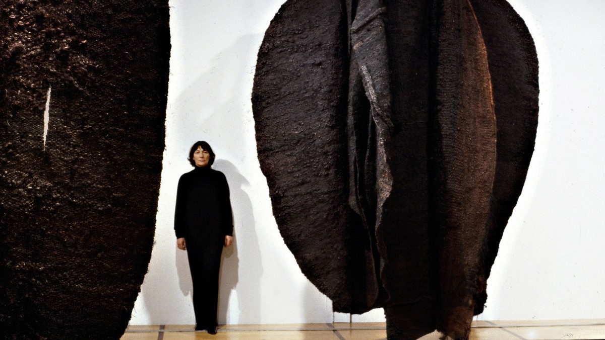 Magdalena Abakanowicz ze swoją pracą „Abakan brązowy (sizal), 1969-1972 