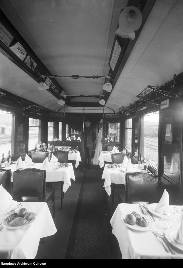 W niektórych wagonach restauracyjnych stoliki były składane (Narodowe Archiwum Cyfrowe, domena publiczna)