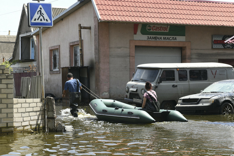 Mieszkańcy ewakuowani łodzią z pomocą wolontariuszy z zalanego miasta Hoła Prystań, 6 lipca 2023 r.
