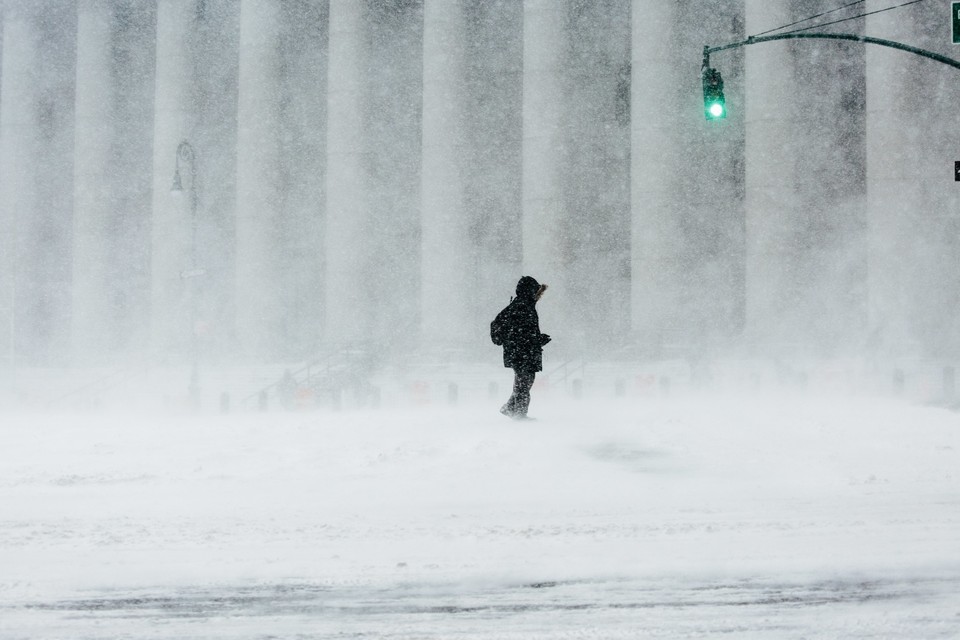 epa06416931 - USA WINTER STORM IN NEW YORK (Winter storm in New York)