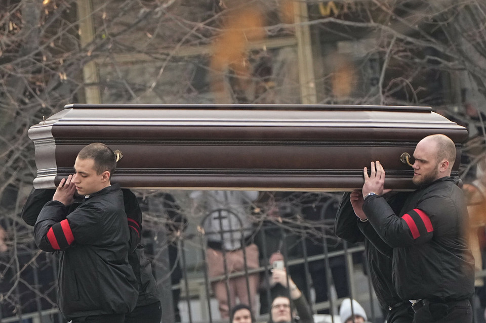 Trumna z ciałem Aleksieja Nawalnego