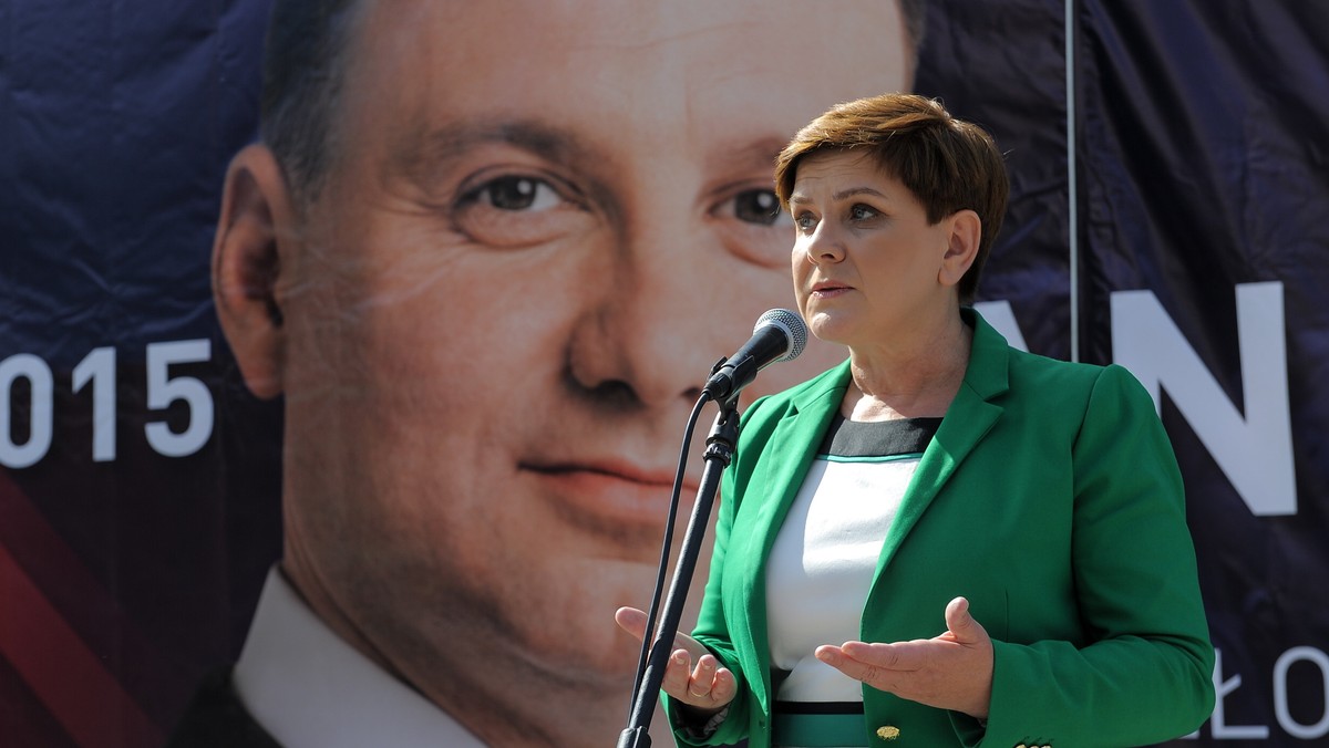 Kandydatka PiS na premiera Beata Szydło rozpoczęła dzisiaj podróż po kraju, pierwszym przystankiem będzie Mazowsze. - Spotkajmy się w drodze - zachęcała. Autobus - w kampanii prezydenckiej zwany Dudabusem, teraz Szydłobusem - przekazał jej prezydent elekt Andrzej Duda.