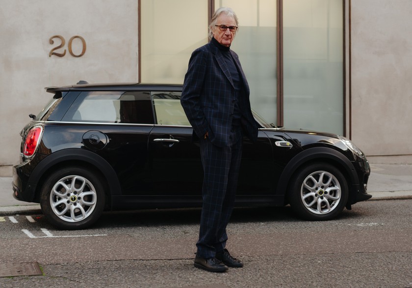Paul Smith conduit une MINI Electric.