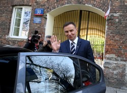 Duda chce pomagać za wszelką cenę, nawet w niedozwolony sposób