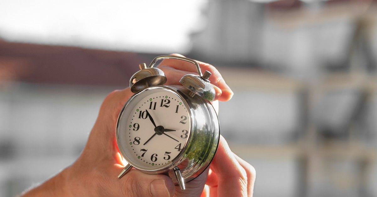 Koniec z przestawianiem zegarków? Polacy mówią jasno w sondażu, co o tym myślą