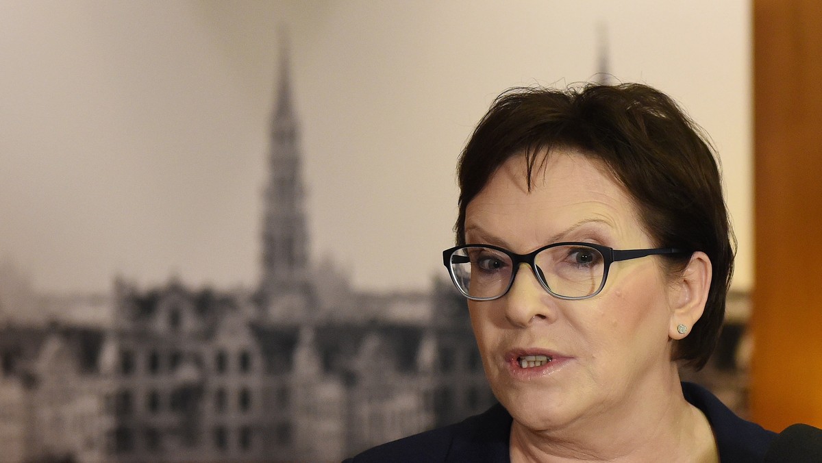 Premier Ewa Kopacz powiedziała, że formułą spotkań między prezydentem i rządem jest Rada Gabinetowa. Jeśli otoczenie prezydenta uważa, że najlepszym momentem na wszczynanie awantur jest czas, gdy premier będzie negocjował, to nie tędy droga - powiedziała.