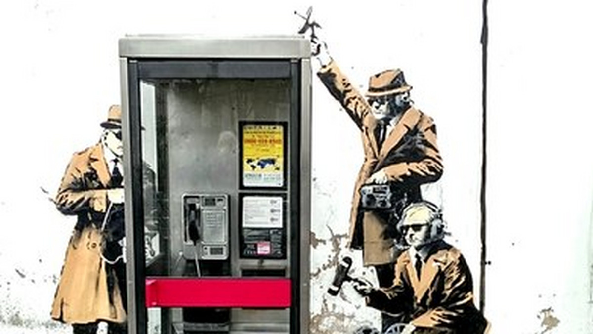 Słynne graffiti Banksy'ego przedstawiające szpiegów podsłuchujących budkę telefoniczną niespodziewanie zniknęło z budynku w brytyjskim Cheltenham. Władze miasta nie wiedzą, co stało się z pracą artysty i kto stoi za jej likwidacją.