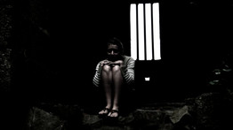 Felfoghatatlan bestialitás: nyolc éven át erőszakolta meg kislányát  a nevelőapa
