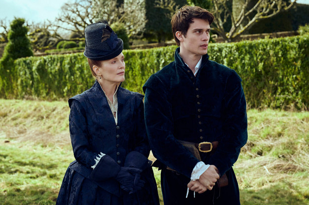 Julianne Morre i Nicholas Galitzine w serialu "Mary & George"