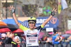 Samotny finisz Hirta na 16. etapie Giro d'Italia. Carapaz zachował różową koszulkę