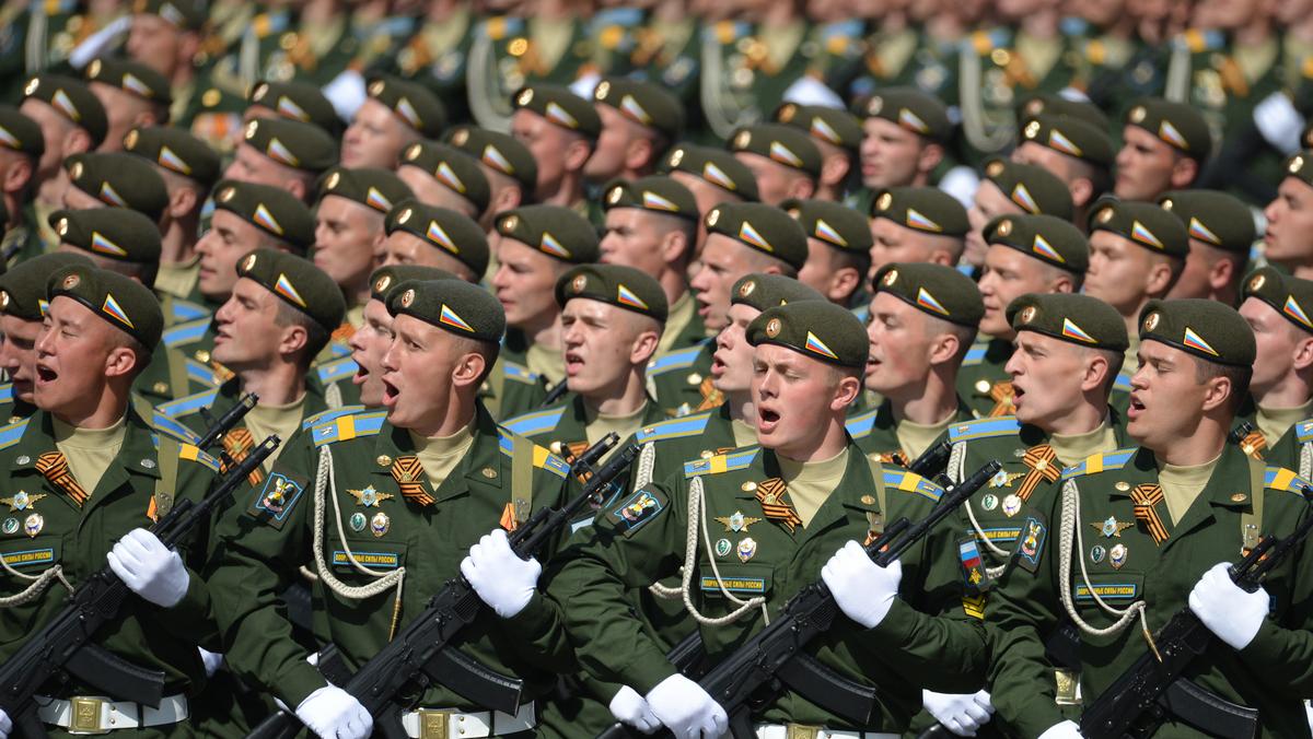Rosyjscy żołnierze na próbie Parady Zwycięstwa w Moskwie