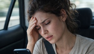 Žena u vožnji sa mučninom