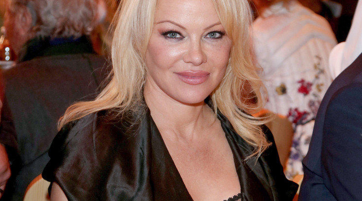 Pamela Anderson nem volt szégyellős, bugyiban állt neki sütni /Fotó: Northfoto