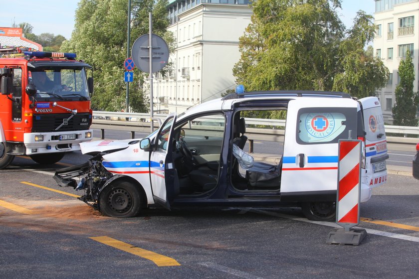 Ambulans wbił się w barierki