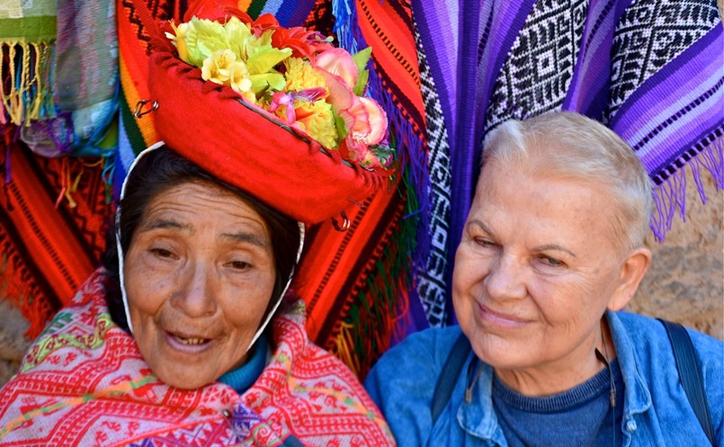 Elżbieta Dzikowska w Peru z indianką Keczua