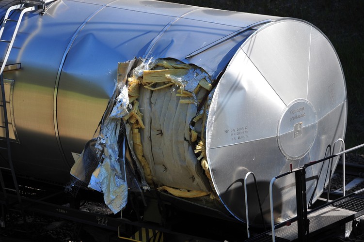 Puste cysterny pociągu, które wykoleiły się w niedzielę pomiędzy Warnowem a Lubiewem na trasie Wolin - Świnoujście