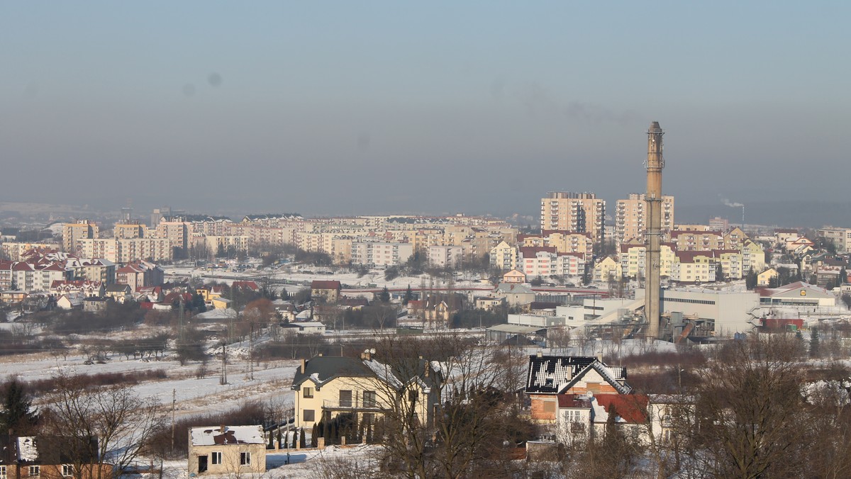 Poziom zanieczyszczenia powietrza w Kielcach wciąż utrzymuje się na wysokim poziomie. Dziś od rana stężenie pyłów PM10 i PM 2,5 powoli spada, ale dopuszczalne normy cały czas przekroczone są dwukrotnie.