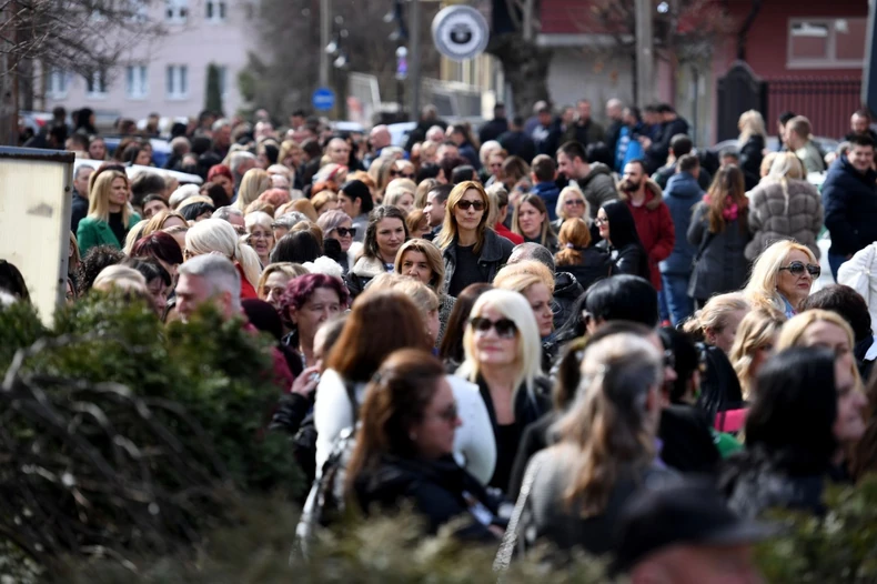 U redovima ispred banke najviše je bilo zdravstvenih radnica