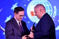 Wicepremier, minister aktywów państwowych Jacek Sasin (P) wręcza prezesowi PKN Orlen Danielowi Obajtkowi (L) nagrodę Człowiek Roku Forum Ekonomicznego 2020