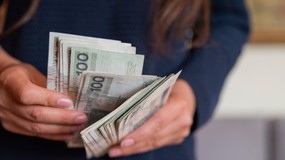 Wyższe pensje dla milionów Polaków, bo... przepisy zadziałają wstecz. Wchodzą rewolucyjne zmiany w umowach o pracę