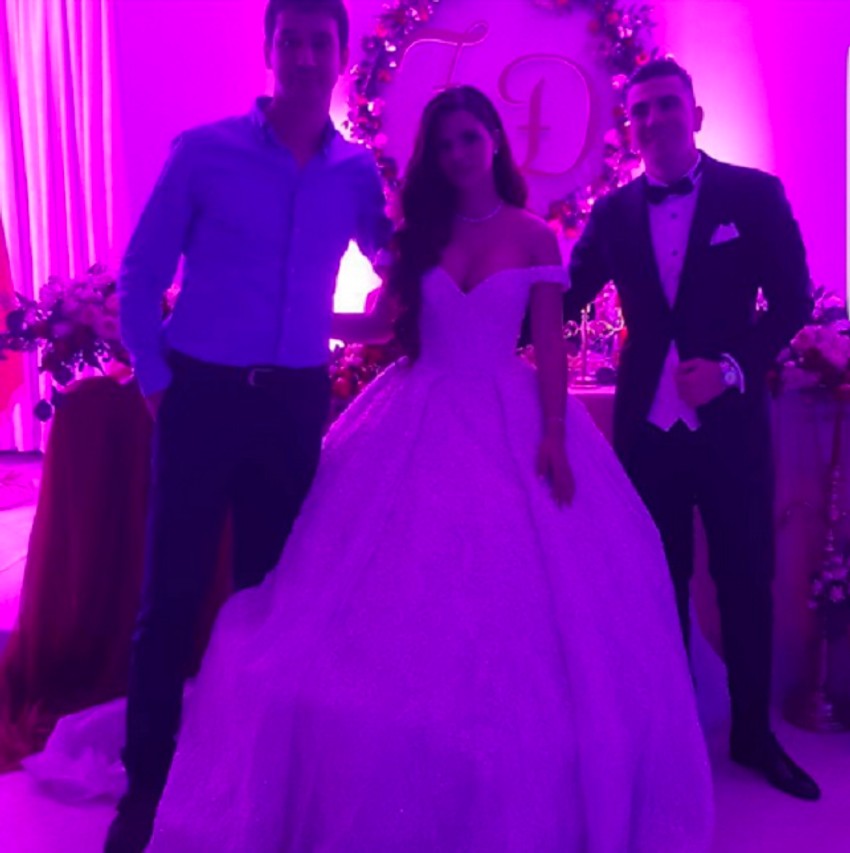 Mlada i mladoženja (sredina, desno)