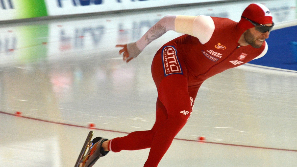 Bardzo dobrze rywalizację na swoim koronnym dystansie - biegu na 1500 metrów - rozpoczął w Pucharze Świata w łyżwiarstwie szybkim Konrad Niedźwiedzki. Zakopiańczyk zajął piąte miejsce. Niestety na początku sezonu w słabej dyspozycji znajduje się mistrz olimpijski na tym dystansie Zbigniew Bródka.