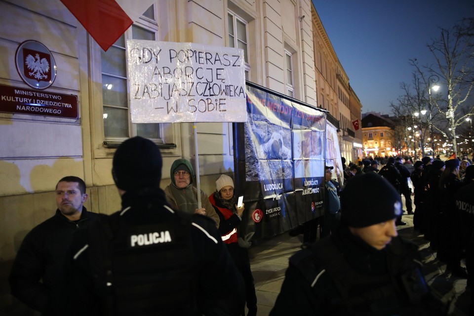 Kontrmanifestacja podczas strajku kobiet