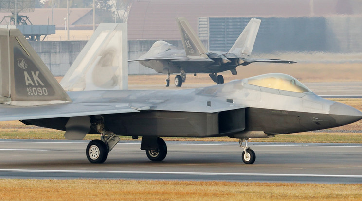 Amerikai F-22 Raptor gépek egy dél-koreai támaszponton felszállásra várva december 4-én /Fotó: AFP