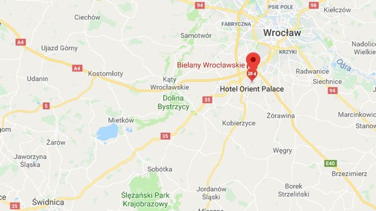 Do wypadku doszło na dolnośląskim odcinku autostrady A4 w pobliżu węzła Bielany Wrocławskie. Z powodu wypadku zablokowana została jezdnia w stronę Legnicy. Poważnych obrażeń doznała kobieta znajdująca się w autobusie. Została przetransportowana śmigłowcem do szpitala.