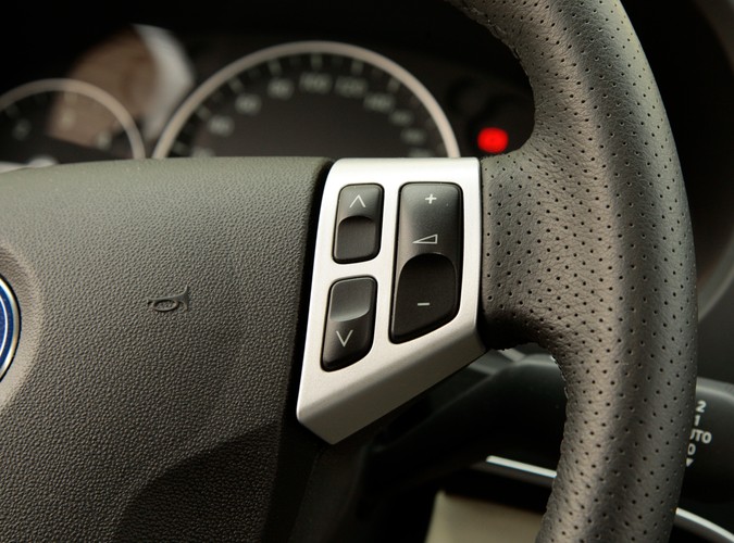 Saab 9-3X - szwedzka stal gotowa do przygody. Dzielnie zwalczy dziki teren, choć woli asfaltowe bulwary. Mogą być dziurawe jak sito - czyli idealnie sprawdza się na polskich drogach...