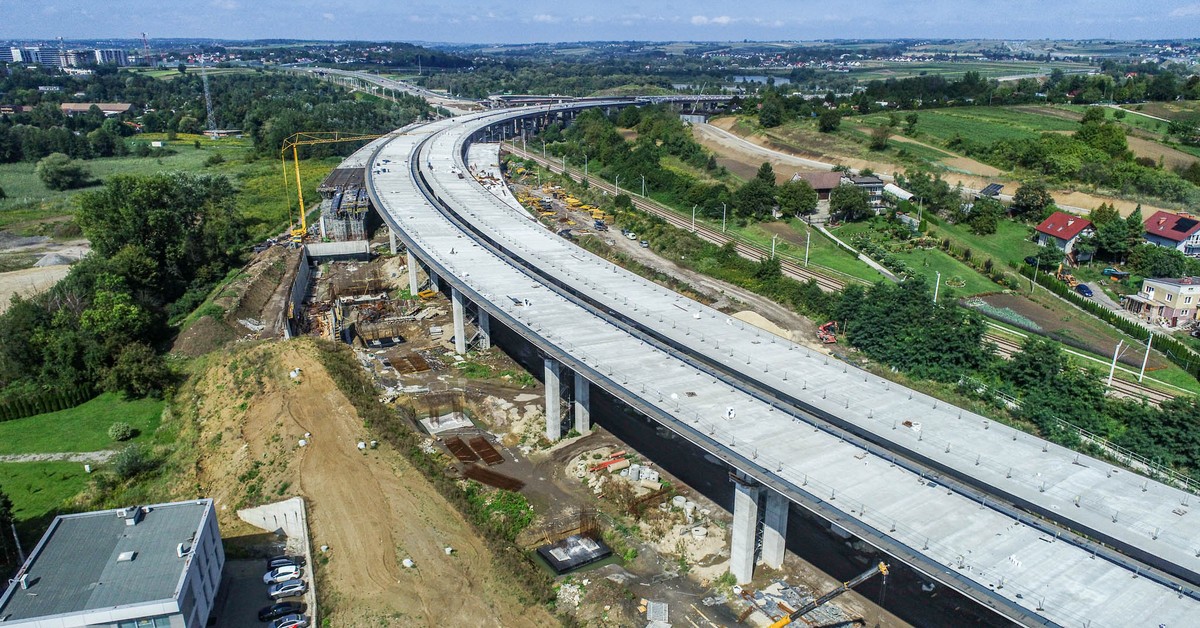 Dzieje się na węźle w Mistrzejowicach. Nasuwanie estakady w kierunku Warszawy zakończone [WIDEO]