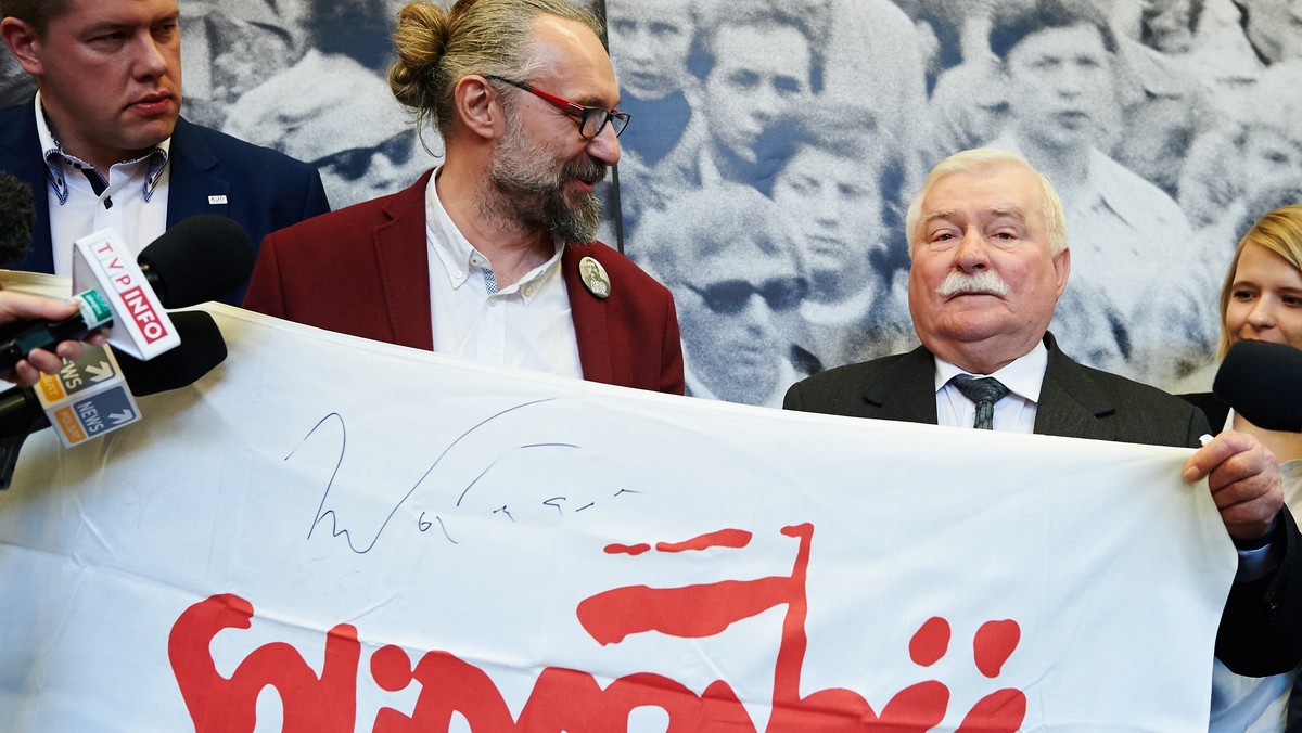 Komitet Obrony Demokracji bezprawnie wykorzystał flagę "Solidarności" - twierdzą przedstawiciele Związku. - To niedopuszczalne – twierdzą. Lider Komitetu Obrony Demokracji na Pomorzu apeluje tymczasem, że NSZZ "przestał używać nazwy i loga "Solidarności" i przekazał go na ręce Ministra Kultury i Dziedzictwa Narodowego jako wspólne, historyczne dobro".