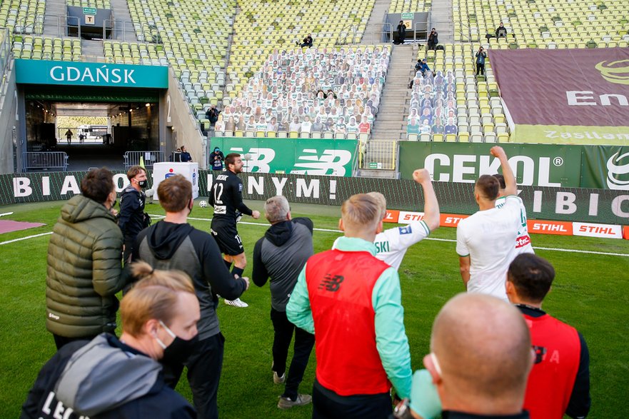 Część trybun Lechii zajęli kibice... z kartonu. Piłkarze pobiegli nawet do nich świętować zdobytą bramkę.